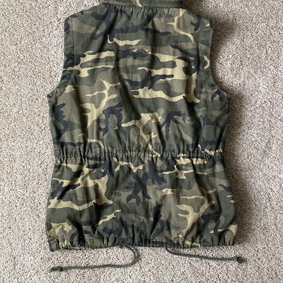 Fashionomics Camo Denim Utility Vest - Picture 14 of 15
